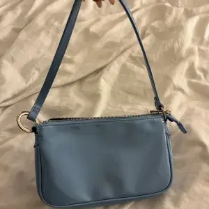 En liten söt väska från Gina tricot i en super fin baby blå färg🫶🏼