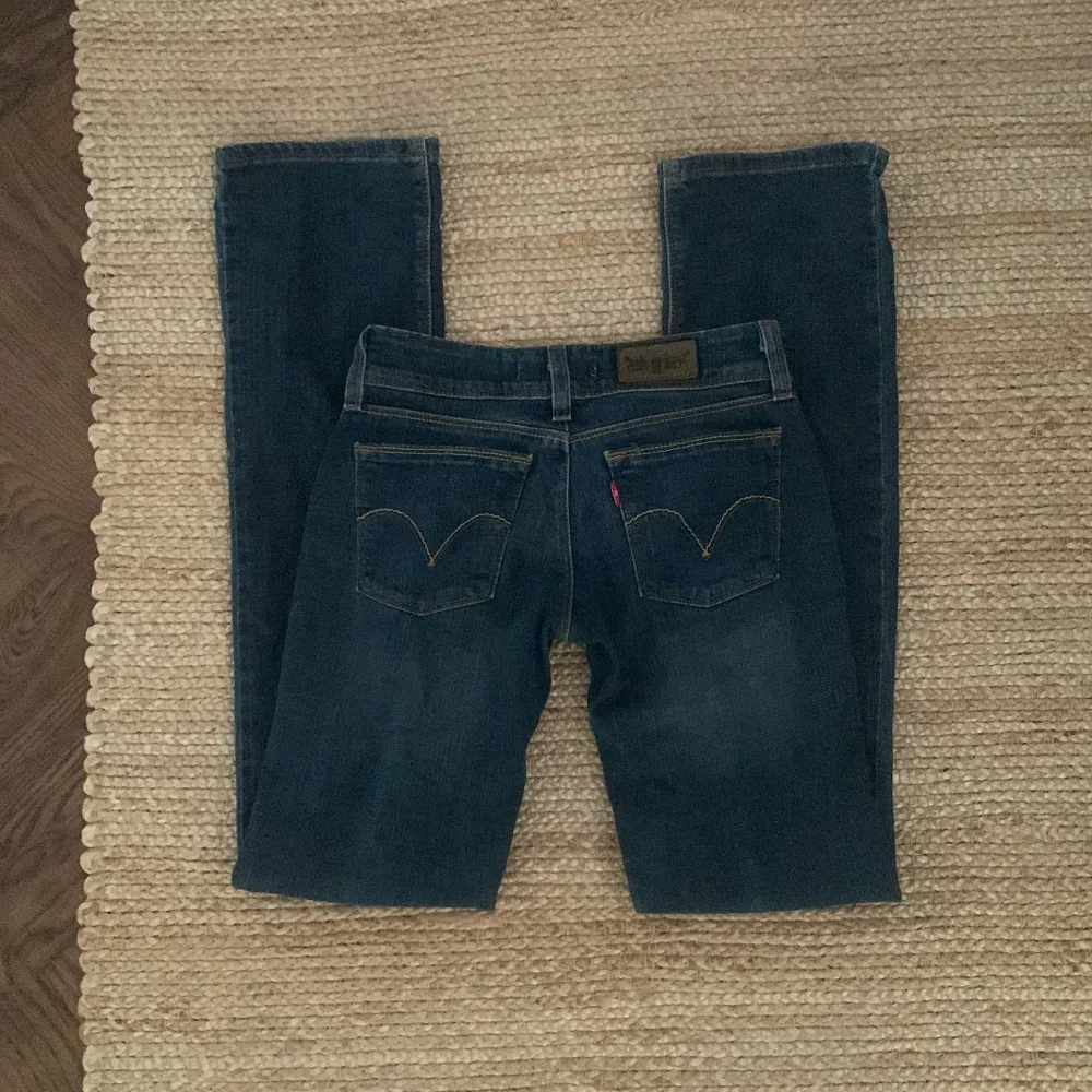 så fina lågmidjade jeans från levi’s. modellen är straight. lite slitna i midjan men annars i perfekt skick. skriv för mått ❤️. Jeans & Byxor.