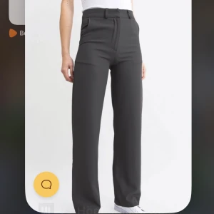 Grå kostymbyxor  - Vanliga grå kostymbyxor från madlady! Skit snygga men kommer aldrig till användning.🩷