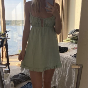Sommarklänning  - Super fin Princess Polly klänning perfekt till sommaren. Ny och aldrig andvänd. Nypris 700kr