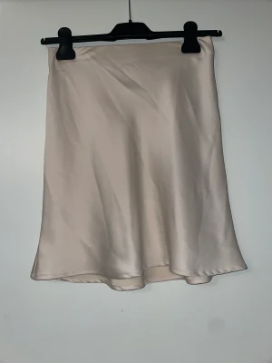 KJOL  - En beige färgad kjol från Bik bok aldrig använd strl xs 