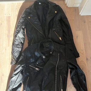 Skinnjacka - Säljer tre skinnjackor för 150 kronor i storlek s, en av jackorna har lite slitage. 