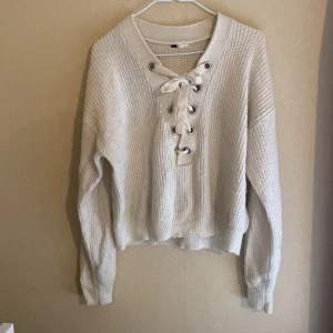 stickad tröja - Säljer denna supermysiga stickade tröjan😍 Den passar perfekt på sommarkvällar eller kallare dagar😇 