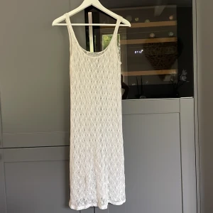 Strandklänning - Superfin virkad/broderad klänning från zara. Perfekt att ha som strandklänning då den är rätt genomskinlig🤍