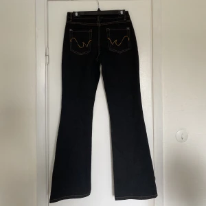Bootcutjeans - Otroligt snygga bootcutjeans med coola bakfickor. Använda 2 gånger. Byxorna är i storlek 38. Säljer för 150.