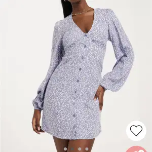 Säljer denna helt nya supersöt klänning ifrån Nelly då den tyvärr var förstor, prislapp och allt sitter på. Slutsåld på hemsidan!