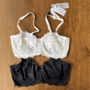 Nya bh-ar  - Nya balconette bh-ar från CHANGE.  Med bygel men utan vaddering. I fin spetts. Ordinarie pris 699kr/st. Säljer båda för 1000kr.  Eller vita 600kr (med lapp) Svarta 500kr (utan lapp/använd 1 gång).  Pris går att diskutera vid snabb affär 🤗