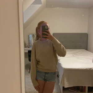 Tröja - Fin tröja i beige, använd en gång, ny pris 150 säljer för 100.