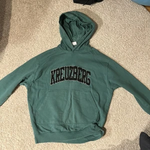 ASOS hoodie  - Asos hoodie i jättefin grön färg och snyggt tryck! Använd endast ett fåtal gånger. 