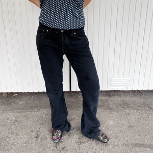Mörkblåa jeans - Mörkblåa jeans köpta secondhand men i fint skicka 