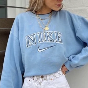 Nike vintage sweatshirt i ljusblått! - Ljusblå Nike vintage sweatshirt  Passar oversize från (xs-m) Använd men i fint begagnat skick!☺️