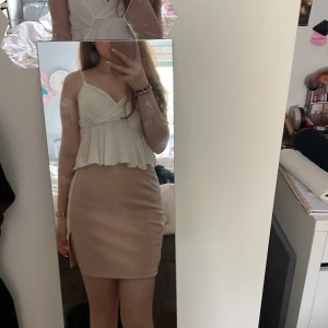Beige/rosa mini kjol  - Beige/rosa mini kjol med slits på sidan från shein, storlek xs