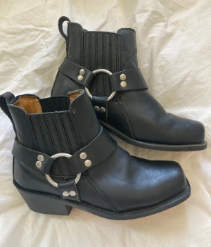 Motorcycle boots  - Perfekt skick, köpta second hand men tyvärr för stora för mig.  Jag har normalt 36,5 Det är 37 men mer som en 38.  