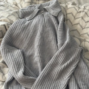 Stickad tröja  - Säljer denna fina tröja då den är för stor, (stor i strl) passar någon med M-L. Kommer från shein, super fint skick. Är super snygg och älskar den men tyvärr kommer den inte till användning. Pengarna jag får av denna går till en ny😊 det är bu som gäller 🩷