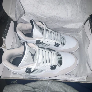 Jordan 4 Military black - Säljer mina Jordan 4 military black, köpte dom nyligen och dom är intr använda så mycket.