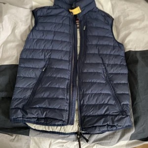 Parajumper väst s - En pjs väst i storlek s säljer för jag måste köpa moppe snart. Hör av dig vid intresse😁köpte för 4k på Johnells för ungefär 1år sen