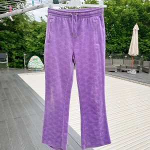 Mysbyxor Juicy Couture  - Ljuvliga mysisar i XS som är upplagda nedtill, längd 94 cm från linning ner till uppläggningen. 