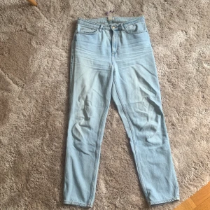 Raka ljusblå jeans  - Snygga som sitter som en smäck. Rak modell 