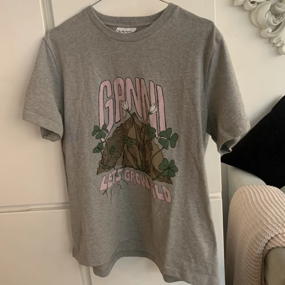 Säljer denna söta Ganni T-shirt i storlek M. Sällan använd och har inga defekter❤️ Nypris 900kr. T-shirts.