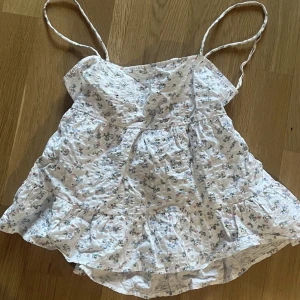 Blommig topp - en urgullig sommrig och blommig topp från gina tricot! 