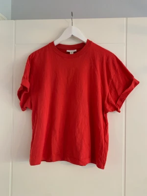 Topshop tshirt  - Vid tshirt från topshop.   Kan få den röda & den gråa T-shirten tillsammans för 50kr (frakt inkluderat)