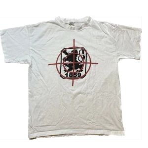 skit snygg tröja med tryck  - fel fri och sitter boxy och fint. skriv innan köp och köparen står för frakten 