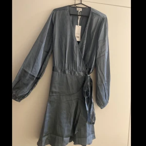 Klänning  - Priya Satin Dress BUBBLEROOM. Helt ny klänning som inte går att lämna tillbaka. Köpt gör 599kr. Storlek 44. 