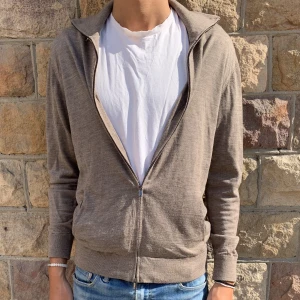 Fet zip up från Massimo dutti - Säljer denna feta full zip tröjan från Massimo dutti i skön merino ull! Perfekt till en sommar kväll eller fest och är i toppskick! Storlek L men passar M. Köpt för 900. 