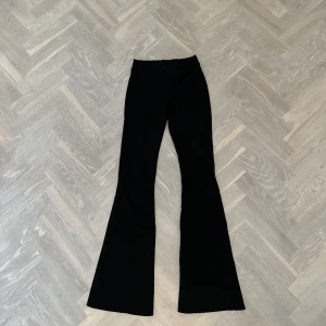 Mys byxa  - Utsvängda byxor från Gina 