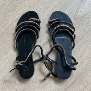 Sandaler sommar - Svarta remsandaler med guldiga detaljer  sparsamt använda  Storlek 40 fast mer som 38 Perfekt för sommaren 