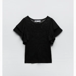 Jättefin topp från Zara!💓 - En svart fin topp med lite volanger på armarna, i storlek S men passar även mig som XS!💓 Kontakta om intresse av fler bilder.