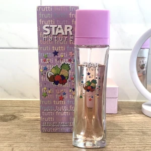 Parfym - En parfym ifrån Star nature, vet ej hur använd den är. Man får med förpackningen, som är lite sliten. Doften är tutti frutti💕 Har två till, en är halvfull och en har cirka 30% kvar. Vill man så kan man få med de på köpet!