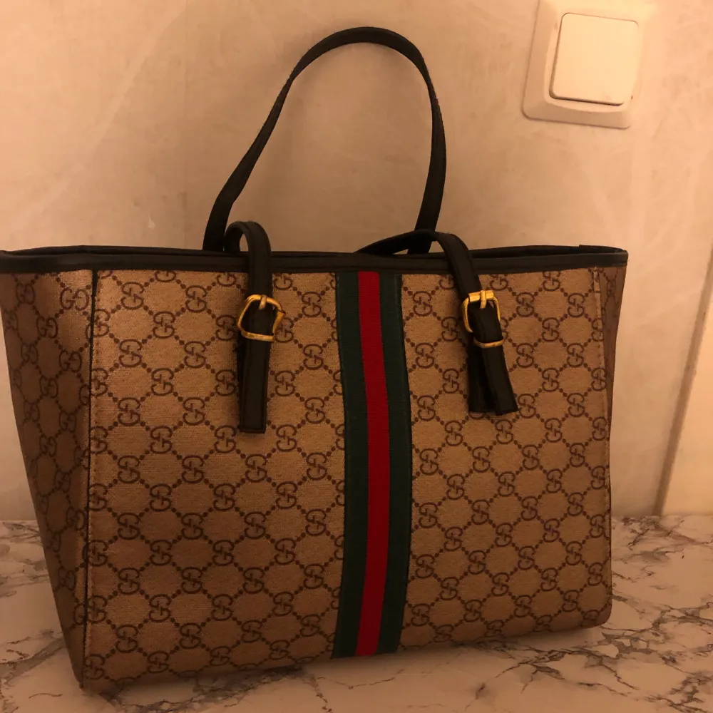 Gucci väska för damer aldrig använd och den är i god skick.. Väskor.