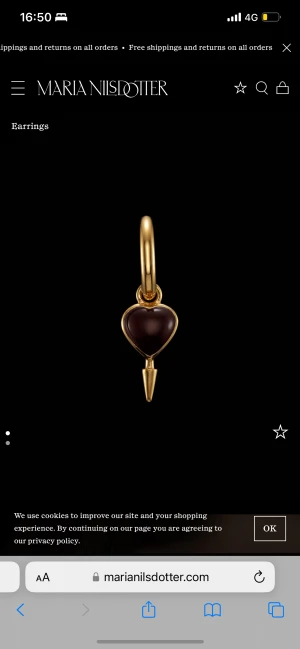 Maria Nilsdotter  - Gör en ny annons på mitt örhönge från Maria Nilsdotter! Jötte bra skick inga defekter som man ser tydligt. Nypris 3000, mitt pris 1300💖