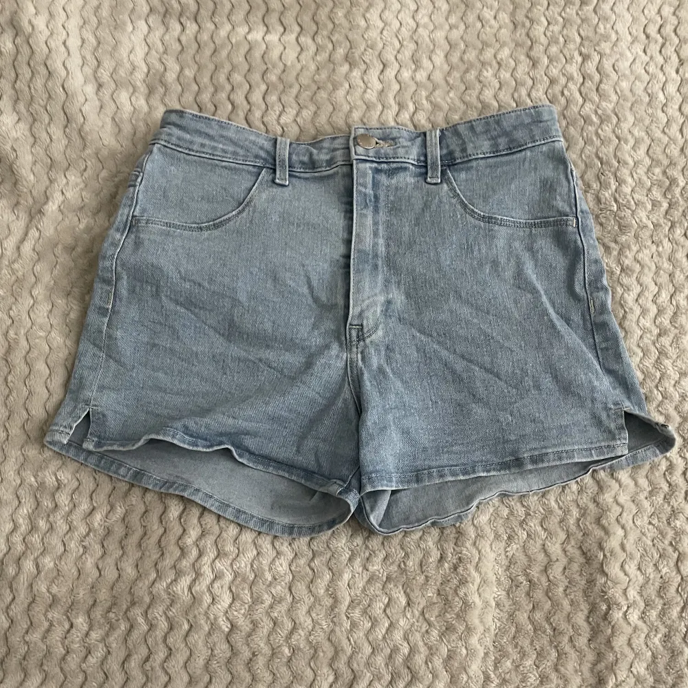 Ett par ljusblå jeansshorts. Dem är välanvända men det syns inte. Dem är ostyrkta och det därför dem ser ut som dem gör men det går ju att fixa. Kontakta mig om du har fler frågor ☺️. Shorts.