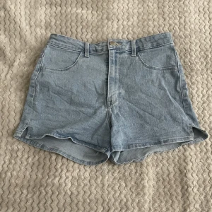 Shorts  - Ett par ljusblå jeansshorts. Dem är välanvända men det syns inte. Dem är ostyrkta och det därför dem ser ut som dem gör men det går ju att fixa. Kontakta mig om du har fler frågor ☺️