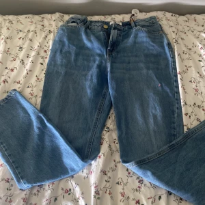 Fashion fit Lindex jeans. - Storlek är 12-13 år eur 158. Aldrig anväda pris när vi köpte dom 300