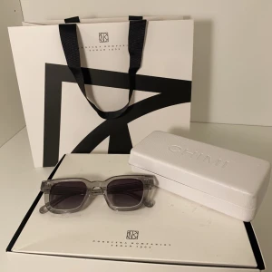 Chimi 004 - Hej!⚡️ Jag säljer ett par Chimi 004 GREY. Skick 9/10 (nästan aldrig använda) De är köpta på NK i Stockholm och därmed får man med Nk påse, NK orginallådan och Chimi fodralet. Säljer pga köpt andra. Köptes för 1250kr. Skriv gärna vid frågor och funderingar!