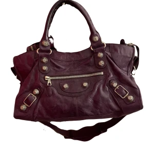 Balenciaga city bag  - Säljer min snygga balenciaga city då den inte kommer till användning! Sparsamt använd med mindre slitage vid handtagen. Köpt på versaire collective, äkthetsbevis finns💕 skickar naturligtvis fler bilder och pris kan diskuteras vid snabbt köp!!