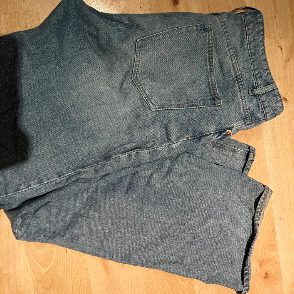 Baggy jeans hm, i storlek 40. Väldigt bekväma och snygga . Jeans & Byxor.