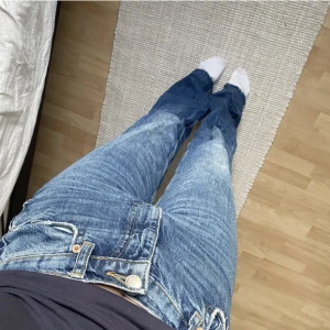 Jeans  - Super fina jeans från zara men som inte längre är min typ av jeans så dem används inte längre byxorna är äcäven i extra tall så för mig som är 177 är de perfekta 