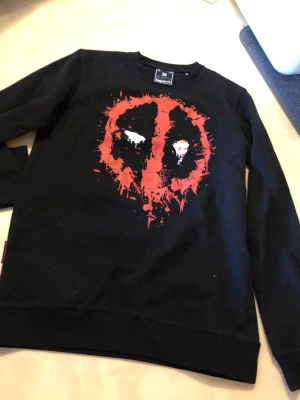 Deadpool sweatshirt  - Aldrig använd 