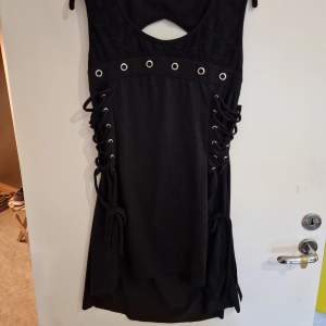 Goth klänning med snörning på båda sidor Aldrig använd ca 90cm lång