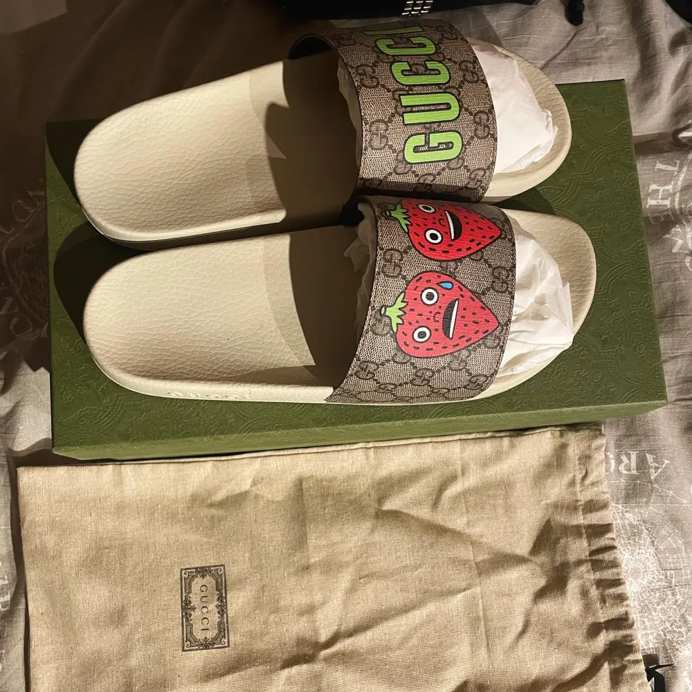 (New) ForSale:3.500kr Retail:4.100kr Gucci Pursuit Strawberry Slides(Beige/Comb) Size:44EU Condition:9/10 Everything Original Is Included Box,Dustbags,Tags,etc. Skor.