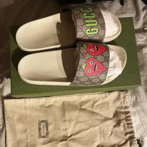 (New) ForSale:3.500kr Retail:4.100kr Gucci Pursuit Strawberry Slides(Beige/Comb) Size:44EU Condition:9/10 Everything Original Is Included Box,Dustbags,Tags,etc