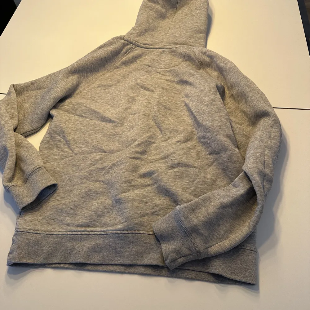 Gant hoodie fint skick. Pris 250 kr. Storlek small. Mötas i Gbg eller frakta. . Hoodies.