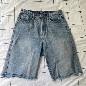 Jeansshorts  - Säljer jeansshorts i nytt skick 