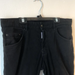 Dsquared 2 - Säljes billigt pågrund av ett hål nere vid benet,kom privat för mer bilder,,äkta,,