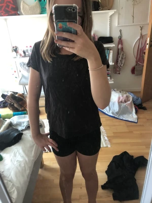 T-shirt - Säljer detta svart/gråa t-shirten för att den har blivit för liten för mig.💕Inget täcken på slitage och är envärd bara ett fåtal gånger. Org pris ca 59 kr.