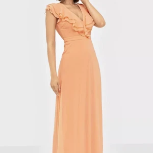 Klänning - Aldrig använd, lapp kvar!  Är från Nelly. Storlek 36. Säljs ej längre. Modell: Daydreaming flounce gown.